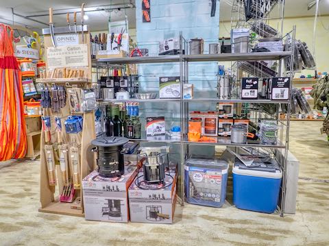 Opinel Taschenmesser, Gaskartuschen und sonstiges Campingzubehör