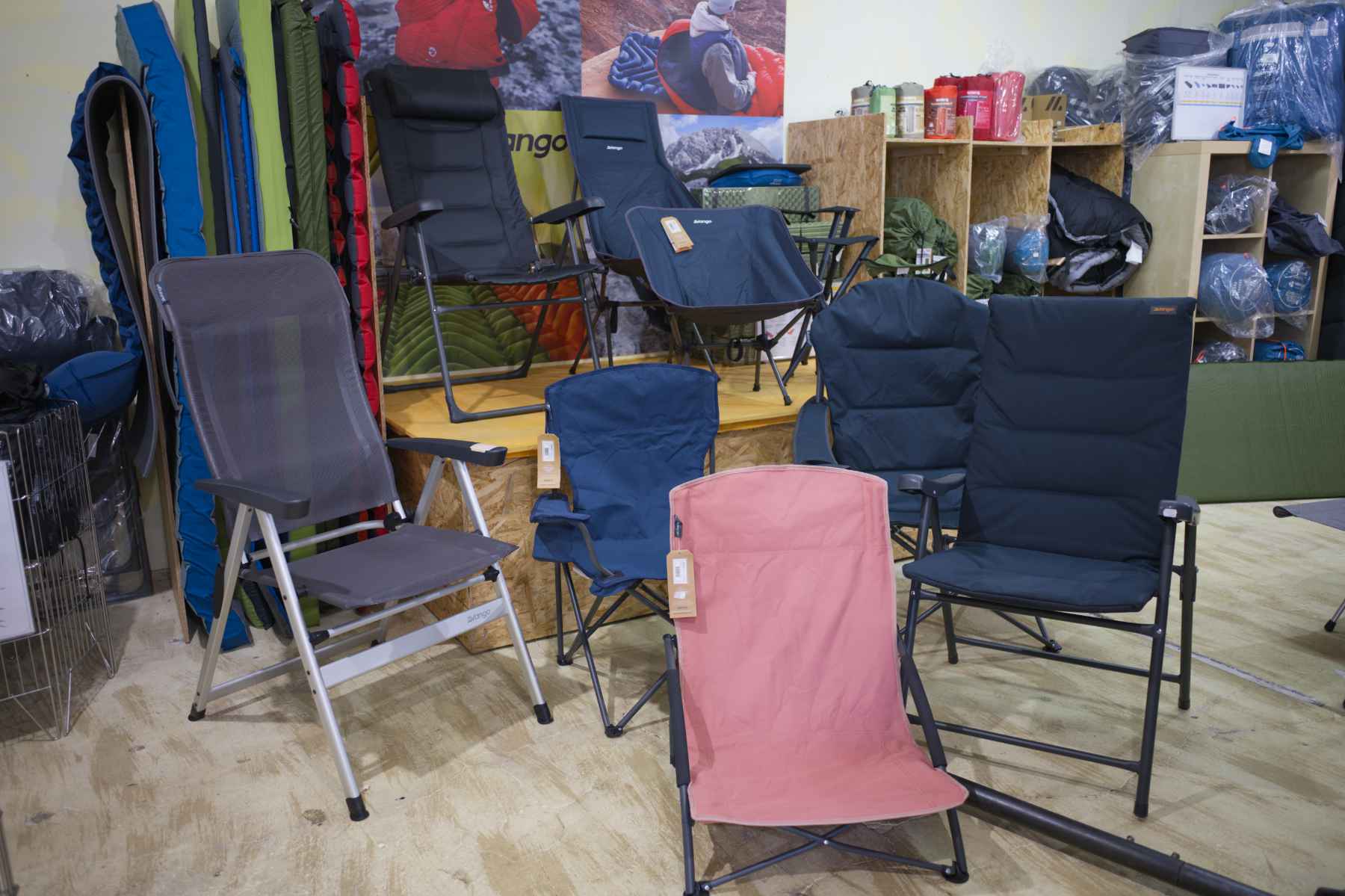 alle Campingstühle und Dreibein Hocker im Campinggschäft präsentiert. 7 Campingstühle 3 Dreibeine und ein Beach-Stuhl in unterschiedlichen Farben