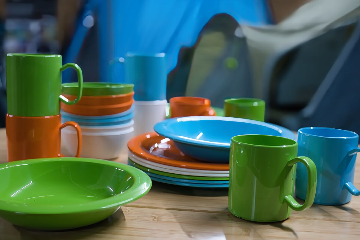 Waca Campinggeschirr in grün, weiß, blau und orange