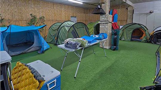 Zeltausstellung mit aufgebauten Camping- und Trekkingzelten.
