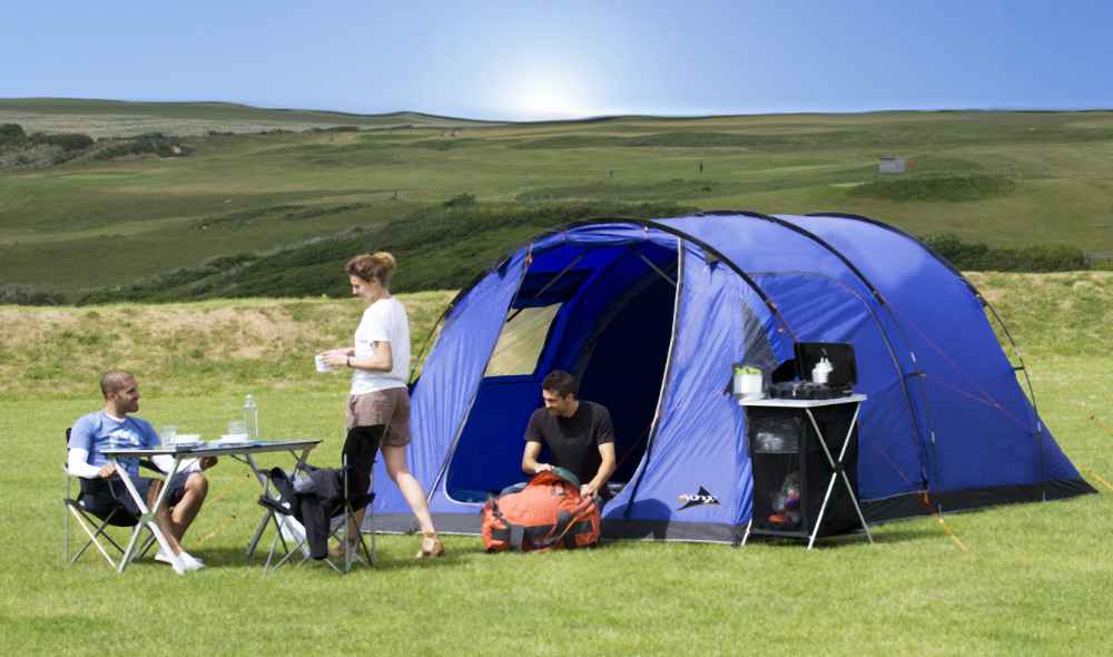 Familie vor einem Zelt