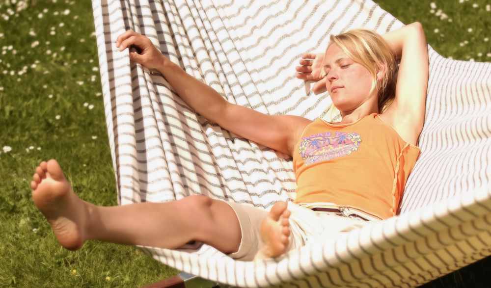 Frau liegt in einer Hängematte