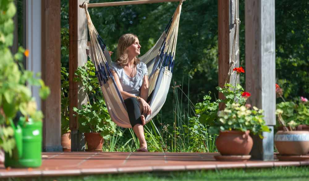 Frau liegt in einer Hängesitz